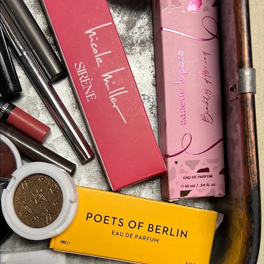 Assorted Makeup Collection - Picture 8 of 12